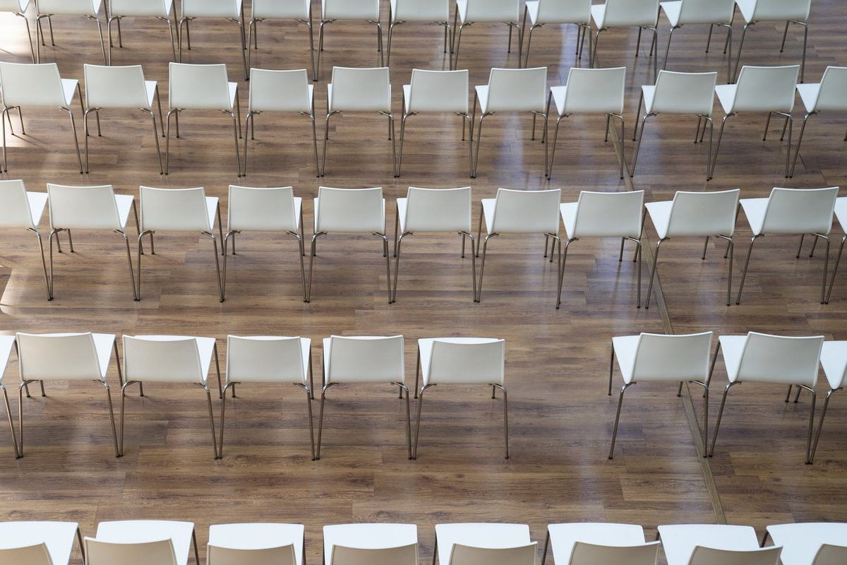 Rzędy krzeseł w sali konferencyjnej widziane z góry