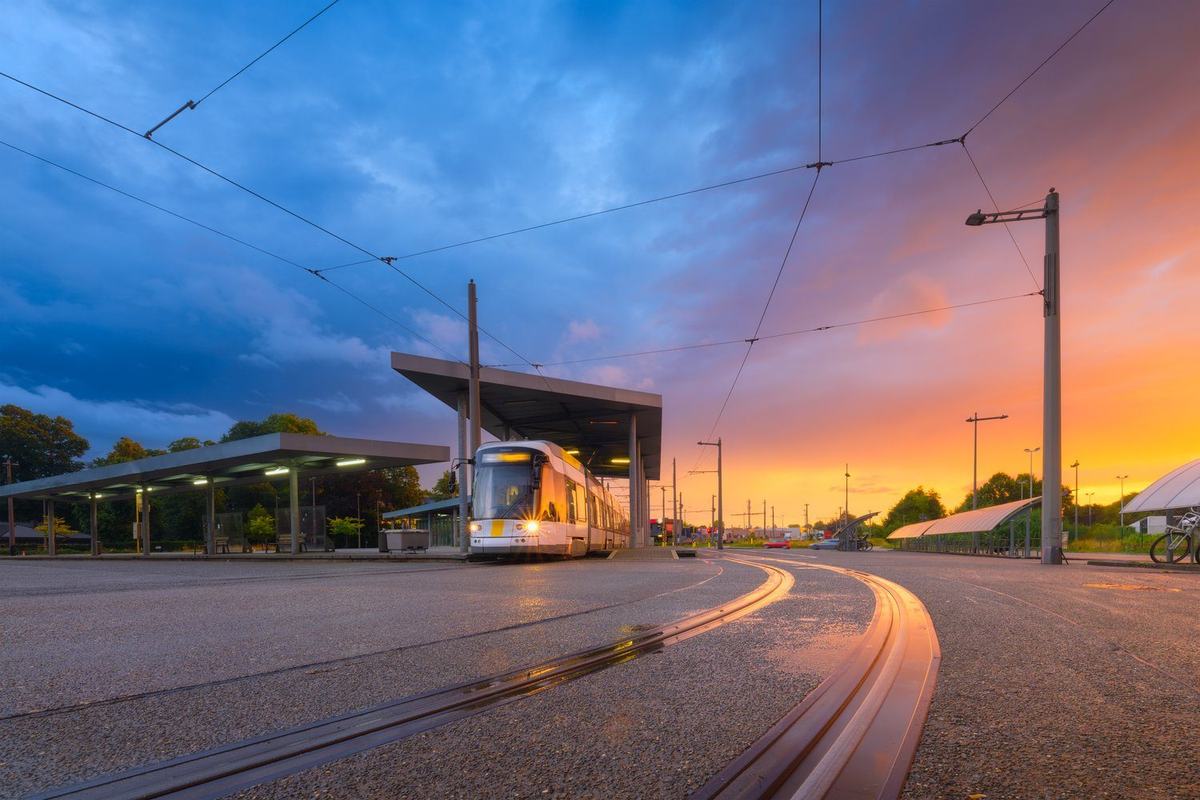 Peron tramwajowy w mieście o zmierzchu