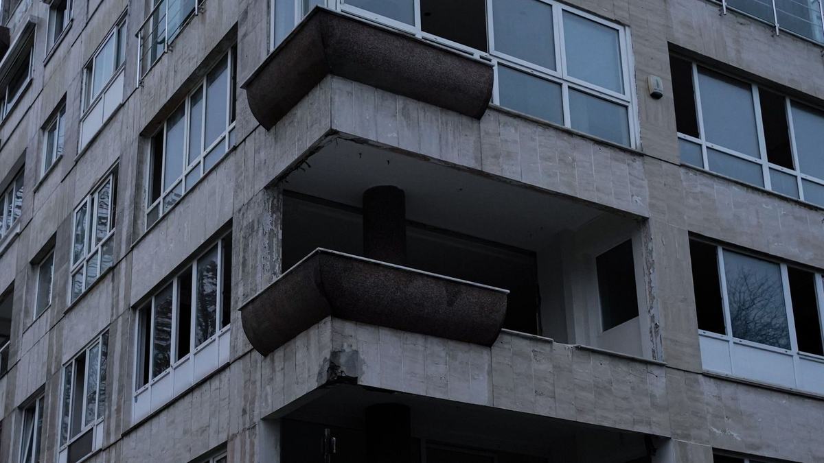 Betonowe płyty balkonów na fasadzie bloku