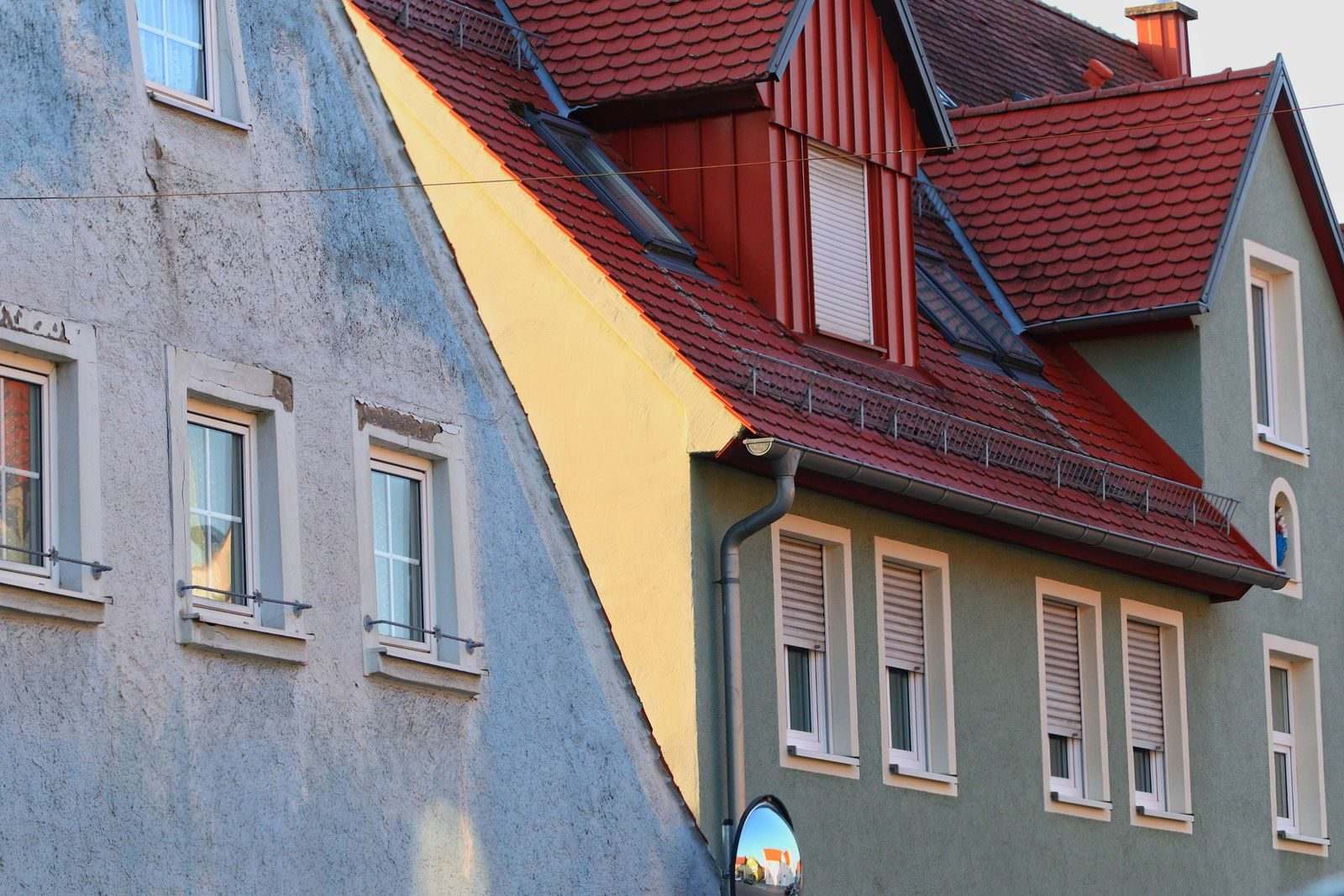 Fasada domu z oknami pod czerwonym dachem